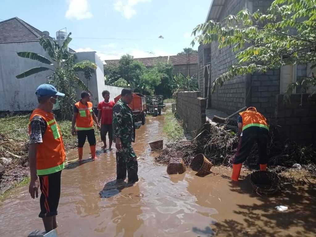 Bahu Membahu Bersama Dinas Terkait dan Warga Lakukan Kerja Bakti Pembersihan Material Lumpur Pasca Banjir di&nbsp;wilayah