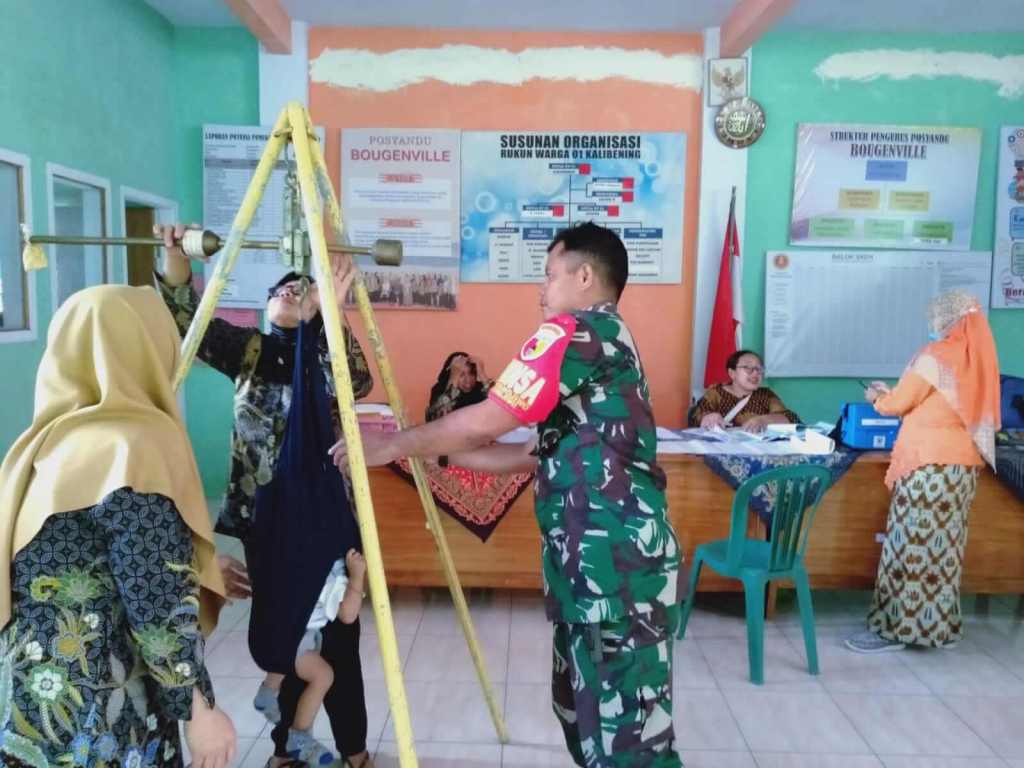 Pendampingan, Babinsa Pronojiwo Tetap Beraksi di Posyandu Meskipun Ditengah Penetapan Darurat Bencana