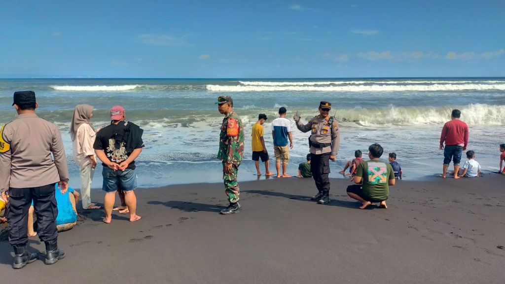 Babinsa Selok Awar Awar Memastikan Keselamatan Pengunjung di Pantai Watu Pecak Selama Liburan Idulfitri