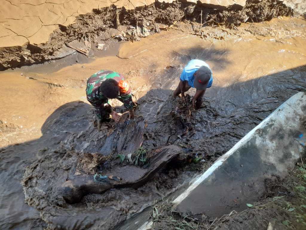 Dampak dari Banjir, Babinsa Mojosari Bersama Warga Kerja Bakti Pembersihan Material Lumpur dan Perawatan Dam Jurang&nbsp;Dawir