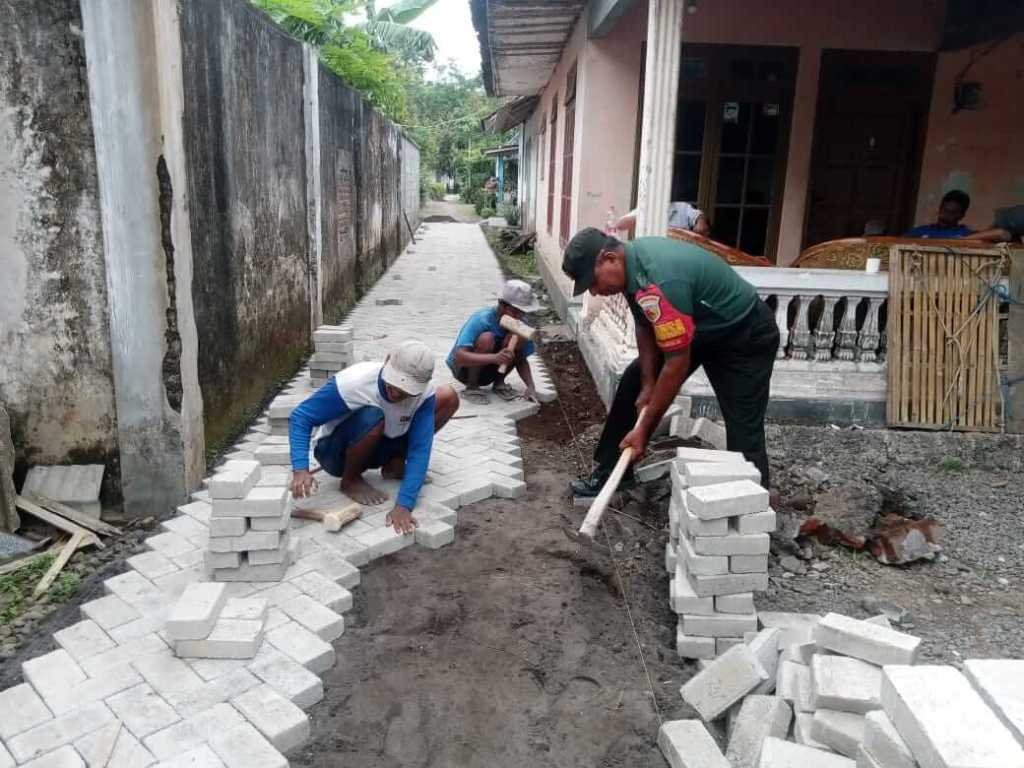 Babinsa Kedungrejo Dukung Program Pavingisasi Bersama Warga: Membangun Infrastruktur Untuk Kemajuan&nbsp;Desa