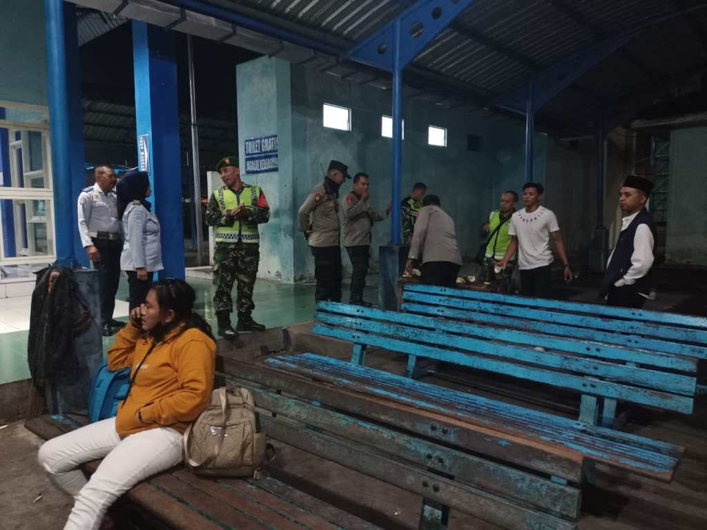 Patroli Malam di Terminal Minak Koncar: Kolaborasi Koramil dan Polsek Kedungjajang Amankan Arus Balik&nbsp;Lebaran