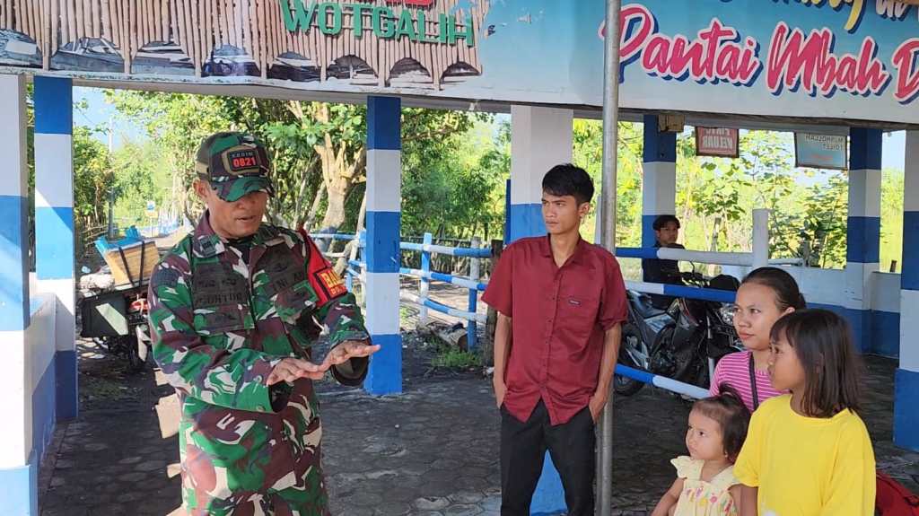 Terapkan Pendekatan Proaktif, Babinsa Wotgalih dalam Memantau Kegiatan Pengunjung Pantai Mbah Drajit&nbsp;Wotgalih
