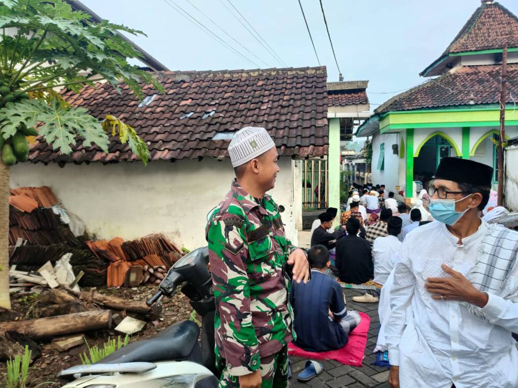 Babinsa Mlawang Perkuat Kehadiran dalam Pengamanan Sholat Idulfitri Bersama Warga Binaan