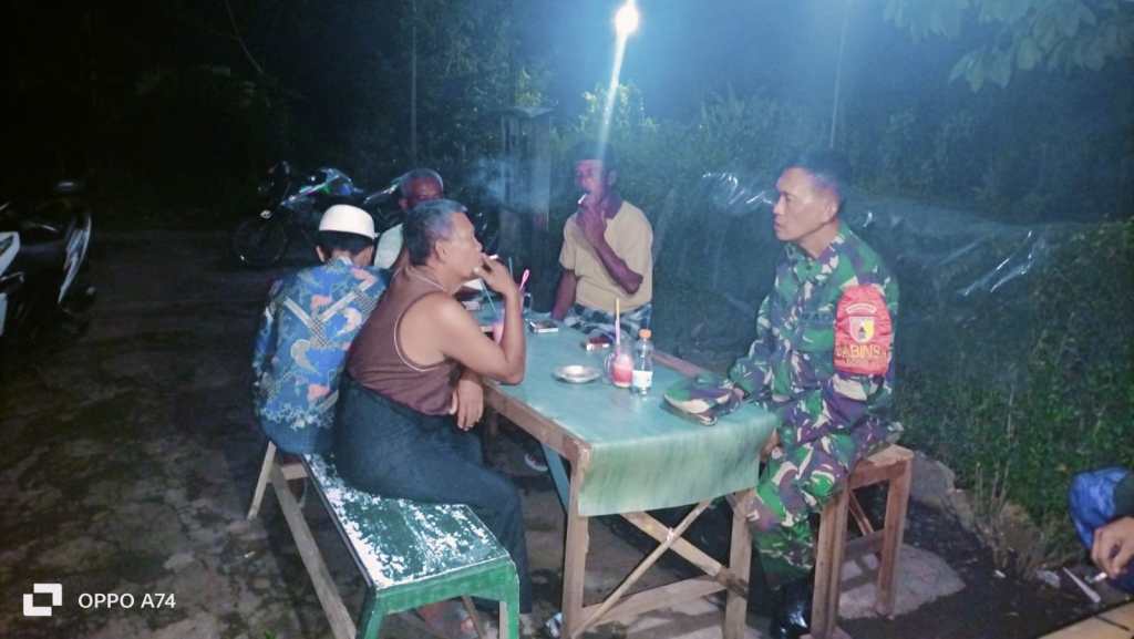 Babinsa Kaliboto Kidul Tingkatkan Keamanan Melalui Patroli Malam dan Komsos Bersama Warga
