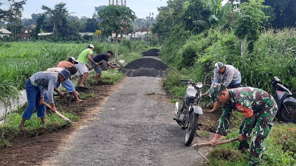 Jelang Perbaikan Jalan, Babinsa Sukosari Bersama Warga Gotong Royong Bersihkan Kanan Kiri Jalan di Dusun&nbsp;Sukolilo