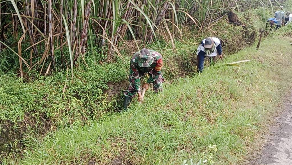 Babinsa Wonosari dan Warga Kerja Bakti Pembersihan Parit: Menjaga Kebersihan Lingkungan dan Kelancaran&nbsp;Pengairan