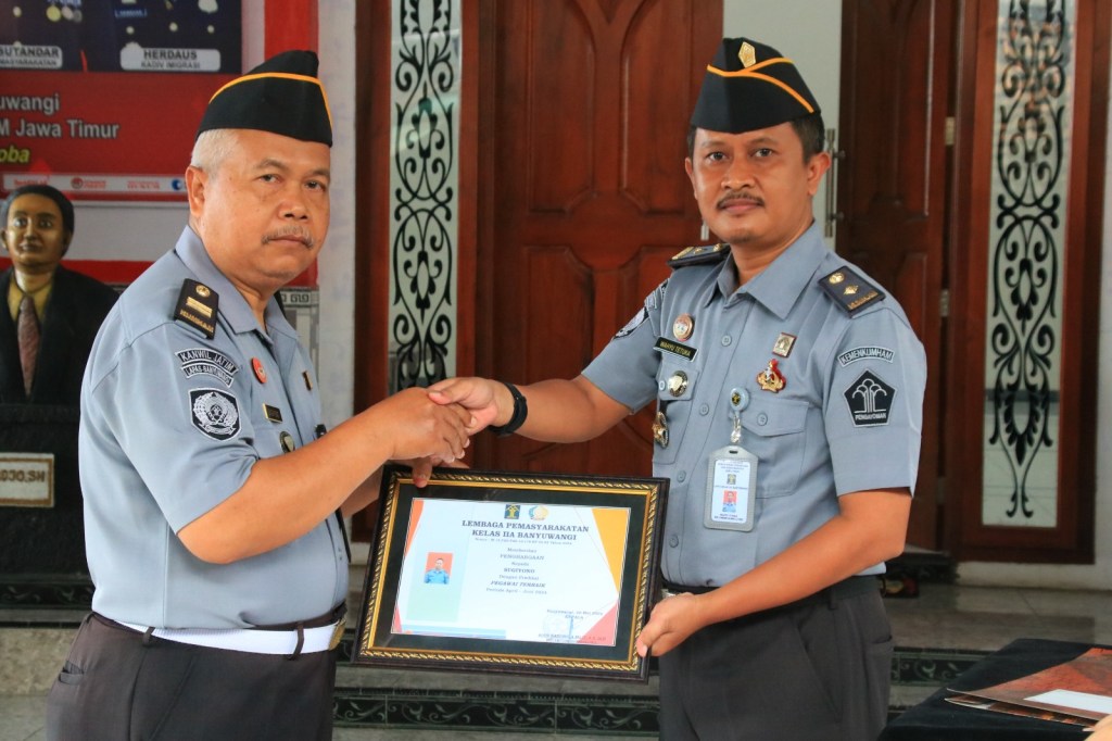 Berkinerja Baik, Pegawai Lapas Banyuwangi Terima Penghargaan Pegawai&nbsp;Teladan