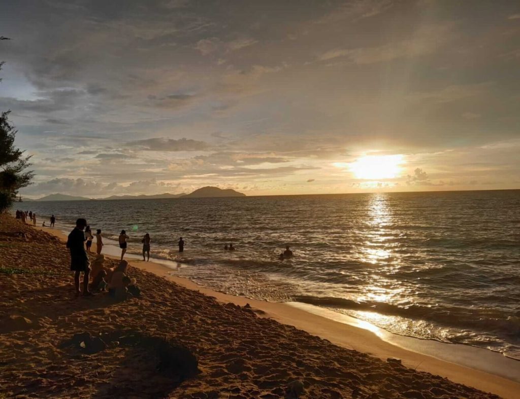 # Keindahan pemandangan sunset Pantai Pasir Panjang Singkawang #