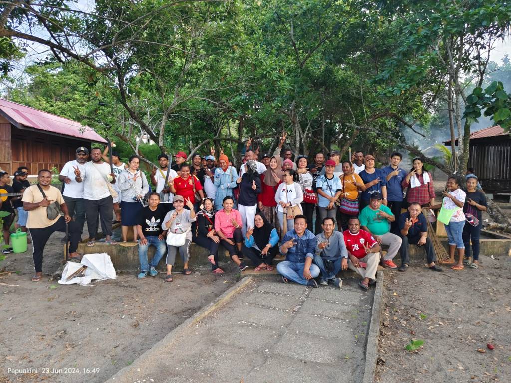 Selain Melakukan Aksi Bersih Bersih Pantai Tetapi Juga Ada Latihan Beberapa Untuk Persiapan Pelantikan.
