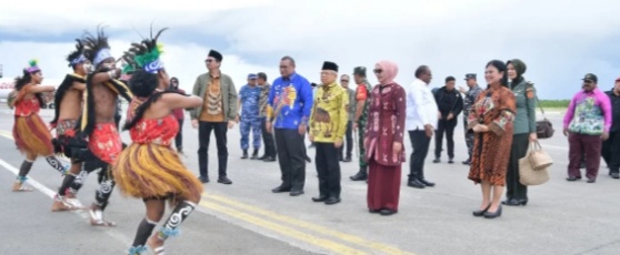 Wapres dan Ibu Hj. Wury Juga Disuguhkan Dengan Penampilan Tarian Penyambutan Tamu Kehormatan.