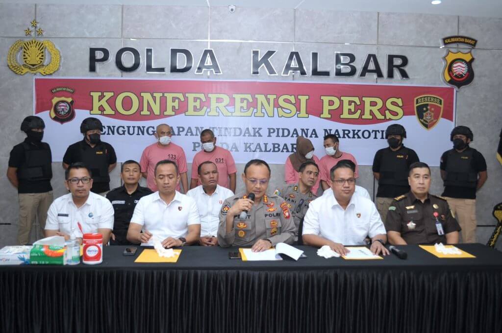 Polda Kalbar Gelar Jumpa Pers Ungkap Tindak Pidana Narkotika Jaringan Internasional Malaysia – Indonesia dengan menangkap 4 pelaku dan mengamankan Barang Bukti sebanyak 18.994,84 gram&nbsp;Sabu
