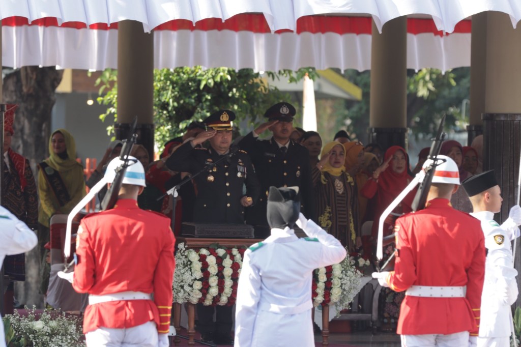 Kapolres Pasuruan Pimpin Upacara Penurunan Bendera Merah Putih Dihadiri Forkopimda Kabupaten Pasuruan