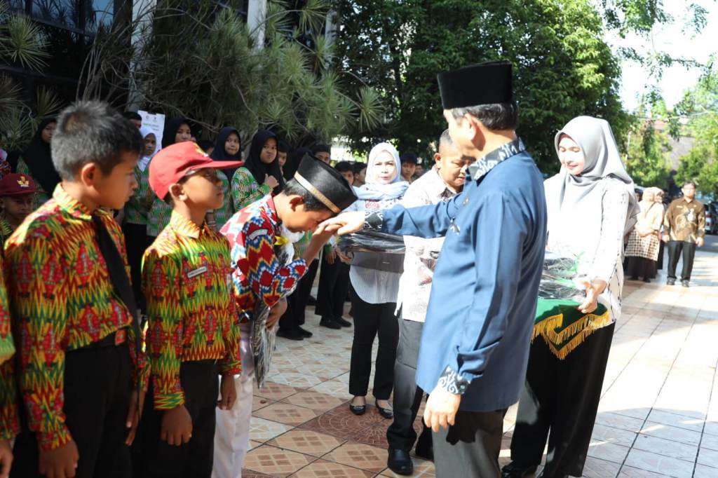 Program Like Sedekah Jumat di Sekolah, Tanamkan Jiwa Berbagi Sejak&nbsp;Dini