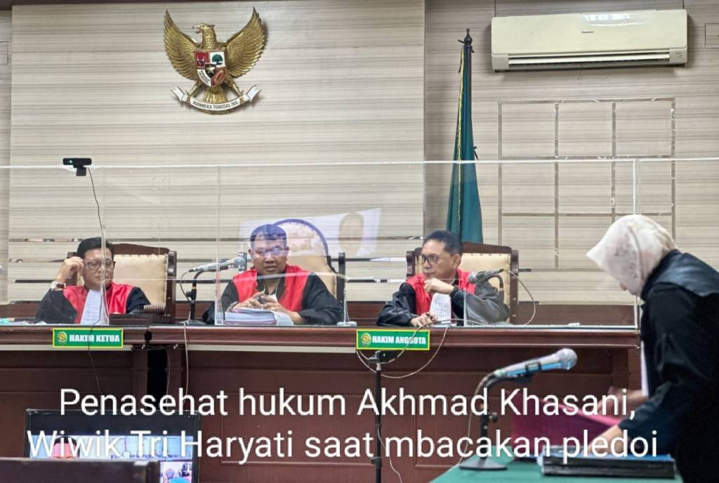 Penasehat Hukum. Akhmad Khasani, Wiwik Tri Haryayi Memohon Majelis Hakim Untuk Terdakwah Dijatuhkan Hukuman&nbsp;Ringan