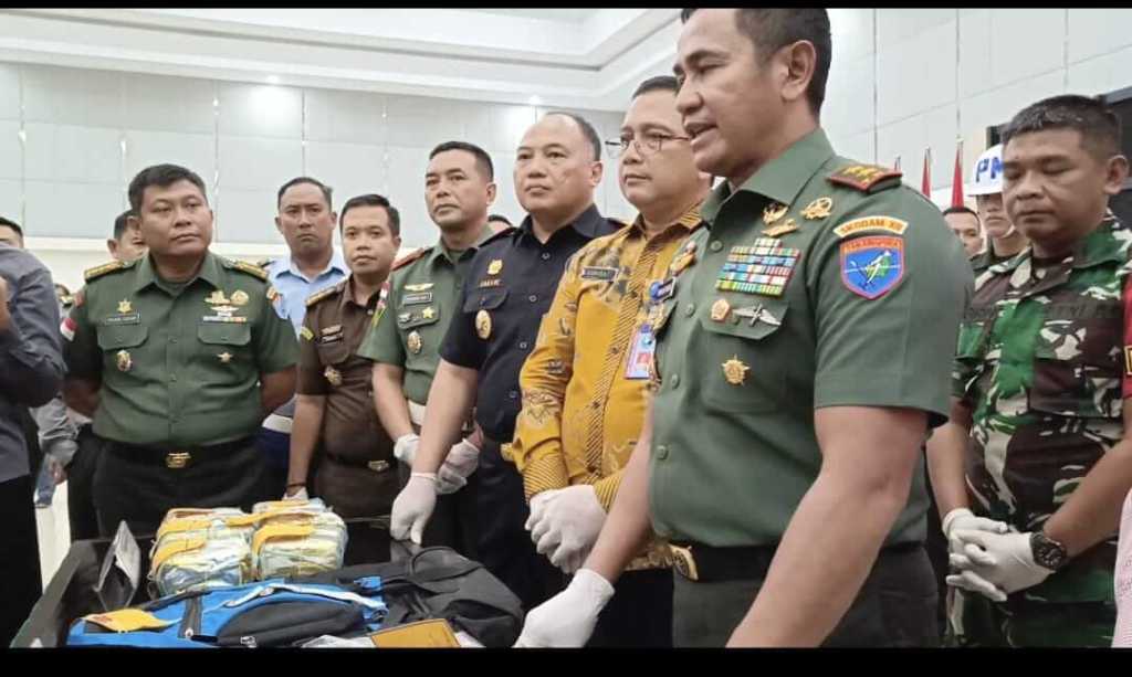 Makodam XII/Tanjungpura Serahkan Bukti Narkotika Sabu sebagai Bukti Nyata Peran Aktif dalam Kepedulian&nbsp;Sosial