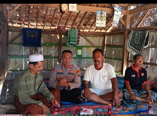 Kapolsek Sokobanah Beserta Anggotanya Sambangi Keluarga Sayuna Penyandang Tuna Netra Di Dusun Polai&nbsp;Laok